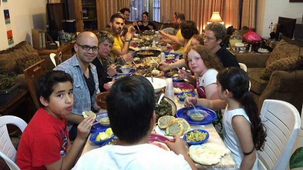 Żydzi i Arabowie podczas wspólnego posiłku iftar w Jerozolimie (Photo: Linda Gradstein/The Media Line)