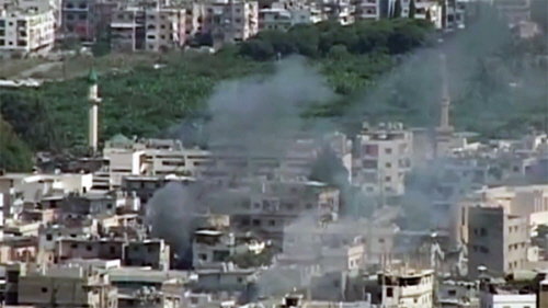 Dym z eksplozji podnosi si w obozie uchodców Ain al-Hilweh w Libanie 25 sierpnia 2015. (ródo: Arab Tomorrow zrzut z ekranu)