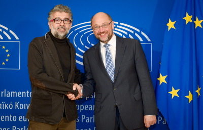 Erol Onderoglu (po lewej na spotkaniu z przewodniczcym Parlamentu Europejskiego Martinem Schulzem) jest przedstawicielem Turcji w Reporterzy Bez Granic. Ostatnio zosta aresztowany w Turcji wraz z dziaaczem Sebnemem Fincancim i dziennikarzem Ahmetem Nesinem. S oskareni o \