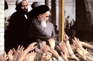 Ajatollah Ruhollah Musawi Chomejni, człowiek, który wydał rozkaz zabicia Salmana Rushdiego. (Źródło zdjęcie: Wikipedia)
