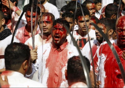 Muzumanie szyici maszeruj ulicami z mieczami podczas procesji Aszura w centrum Manama w Bahrajnie. (zdjcie: REUTERS)