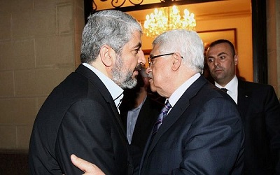 Jeśli prezydent Autonomii Palestyńskiej, Mahmoud Abbas, rzeczywiście jest zainteresowany powrotem do stołu negocjacyjnego z Izraelem, musi zdecydować, czy jest po stronie swojego partnera chcącego pokoju, Izraela, czy swoich politycznych wrogów - Hamasu. Na zdjęciu: Przywódca Hamasu Chaled Maszaal (po lewej) spotyka się z “prezydentem” AP Mahmoudem Abbasem w Kairze 23 lutego 2012 (Zdjęcie: Mohammed al-Hums/Flash90)