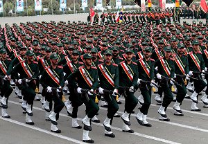 Członkowie Korpusu Strażników Rewolucji Islamskiej (IRGC) biorą udział w paradzie sił lądowych IRGC. Teheran 14 października 2019r.(źródło zdjęcia: Britannica)