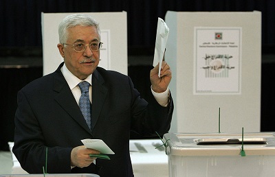 Na zdjciu: prezydent AP, Mahmoud Abbas gosuje w ostatnich wyborach w AP 25 stycznia 2006 roku. (Zdjcie:  Pedro Ugarte/AFP via Getty Images)