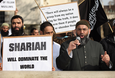 Na zdjęciu: Anjem Choudary (po prawej), brytyjski islamistyczny radykał, przebywający obecnie w więzieniu, przemawia na wiecu w Londynie 21 marca 2011 r. (Zdjęcie: Oli Scarff/Getty Images)