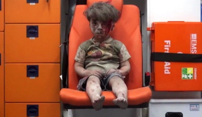 Oszoomiony, zakrwawiony chopiec, wycignity z gruzów Aleppo. (zdjcie: zrzut z ekranu)