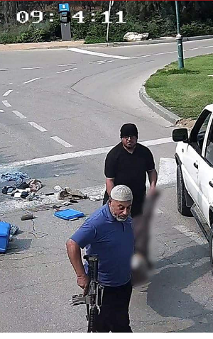 Pracownik socjalny UNRWA Faisal Ali Mussalem al-Naami (z tyu), nioscy ciao zamordowanego Izraelczyka, wraz z innym terroryst w kibucu Be'eri, 7 padziernika 2023 r. Zrzut ekranu: South First Responders/Telegram.
