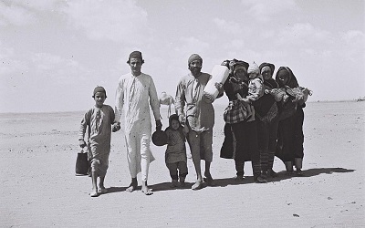 Jemeńscy Żydzi, idący do Adenu, miejsca obozu przyjęć przed emigracją do Izraela, 1949 rok. (Kluger Zoltan/Israeli National Photo Archive/public domain)