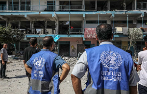 Palestyczycy w szkole UNRWA w obozie Nuseirat w rodkowej Strefie Gazy po izraelskim ataku na terrorystów, 6 czerwca 2024 r. Zdjcie: Abed Rahim Khatib/Flash90.
