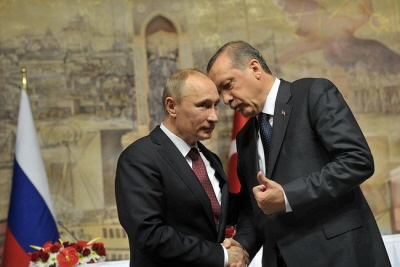 Czy bezpośrednie zaangażowanie militarne Turcji i Arabii Saudyjskiej w Syrii wywoła konfrontację NATO-Rosja? Na zdjęciu: prezydent rosyjski Władimir Putin z prezydentem tureckim Recepem Tayyipem Erdoganem (wówczas premierem) na spotkaniu w Stambule 3 grudnia 2012 r. (Zdjęcie: kremlin.ru)