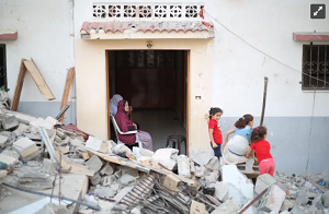 Palestyńczycy przy gruzach zniszczonego budynku po trzech dniach walk między Izraelem a bojownikami Islamskiego Dżihadu w Strefie Gazy „Operacja Przed świtem”, w Gaza City, 9 sierpnia 2022 r. (źródło: ATTIA MUHAMMED/FLASH90)