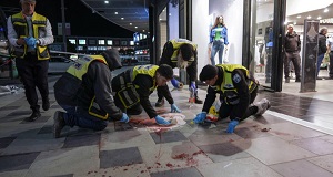 Wycieranie krwi z chodnika w miejscu terrorystycznego ataku.
