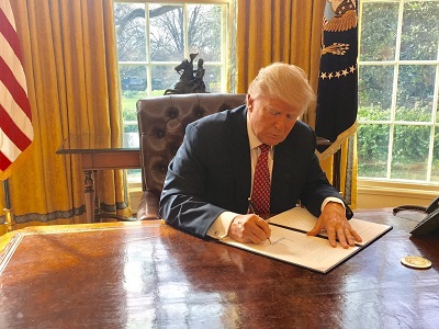 Prezydent Donald Trump podpisuje 6 marca 2017 r. dekret prezydencki 13780, który ogranicza wjazd do USA z pewnych krajów oraz przez wszystkich uchodźców, którzy nie posiadają albo wizy, albo ważnego dokumentu podróży. (Zdjęcie: The White House)
