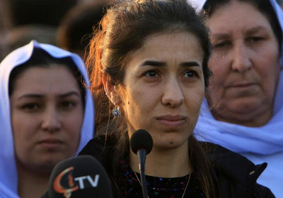 Laureatka Pokojowej Nagrody Nobla, Nadia Murad, przemawia do ludzi podczas wizyty w Sindar w Iraku 14 grudnia 2018 r. (zdjcie: ARI JALAL / REUTERS)  