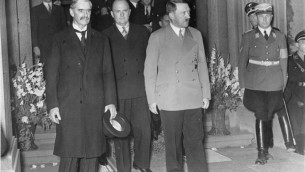 Premier Chamberlain polecia do Niemiec, by “negocjowa” z Führerem, z kapeluszem w rku...