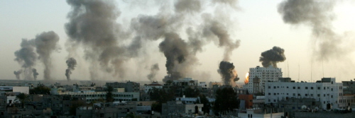 Bombardowanie ludnoci w Yarmuk, gdzie nie ma adnych uzbrojonych milicji i skd nikt do Syryjczyków nie strzela (zdjcie Electronic Intifada).