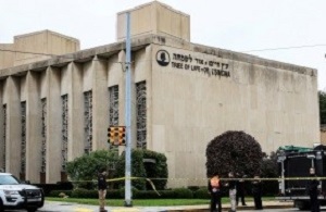 Policjanci pilnuj synagogi Tree of Life po strzelaninie w synagodze w Pittsburgh w Pensylwanii, 27 padziernika 2018 roku. (zdjcie: REUTERS/JOHN ALTDORFER)