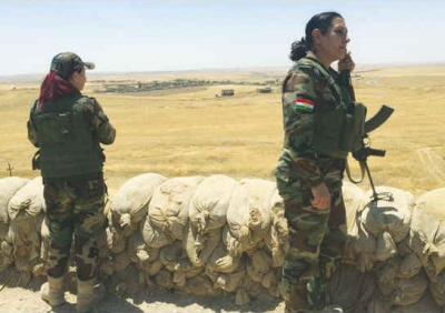 Wojownicy peszmergi stoj na stray punktu kontrolnego obok Tamy Mosulu na rzece Tygrys w Kurdystanie . (zdjcie: SETH J. FRANTZMAN)