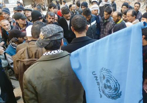 Czowiek z flag UNRWA na poudniu Strefy Gazy. (zdjcie: REUTERS)