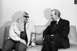 Przywódca Organizacji Wyzwolenia Palestyny (OWP), Jasir Arafat, przyby 13 listopada 1974 roku do siedziby ONZ. By pierwszym mówc podczas debaty Zgromadzenia Ogólnego na temat kwestii palestyskiej. Zgromadzenie przegosowao 14 padziernika 1974 zaproszenie OWP do udziau w swoich obradach dotyczcych tej sprawy.Na zdjciu Jasir Arafat w rozmowie z Sekretarzem Generalnym ONZ Kurtem Waldheimem tu przed rozpoczciem debaty w Zgromadzeniu Ogólnym. (ródo: https://media.un.org/photo/en/asset/oun7/oun7593916)