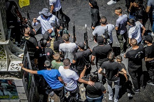 Uzbrojeni Palestyńczycy maszerują po izraelskiej operacji wojskowej w mieście Dżenin na Zachodnim Brzegu [Judei i Samarii], 5 lipca 2023 r. Zdjęcie: Nasser Ishtayeh/Flash90.