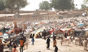 Zrzut ekranu z reportażu „Głosu Ameryki” o ludziach, którzy uciekli z Sudanu do obozów dla uchodźców w Czadzie przed trwającą wojną domową, 16 maja 2023 r. Źródło: Henry Wilkins/VOA via Wikimedia Commons.