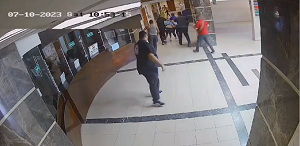 Zdjcie z kamery przemysowej na którym wida jak hamasowcy cign izraelskiego zakadnika na korytarzu szpitala. (ródo: Wikipedia)