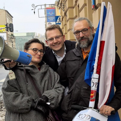 Na zdjciu Magdalena Kijowska, Mateusz Kijowski, za nimi stoi Martin Stan Mycielski.