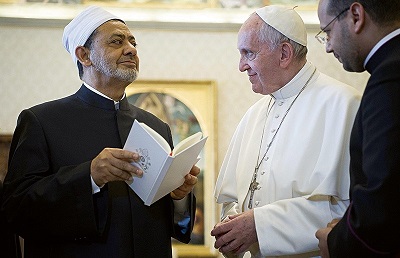 Papie Franciszek i Ahmed Mohamed Ahmed al-Tayeb, Wielki Imamem al-Azhar (odpowiednika sunnickiego Watykanu).   