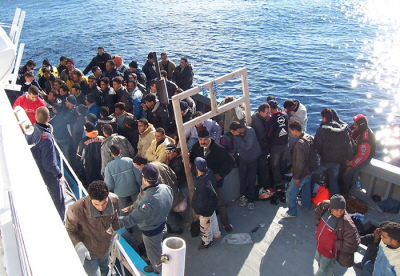 Migranci przybywaj odzi do Woch po przypyniciu z Libii. (Zdjcie: Wikimedia Commons/Vito Manzari)
