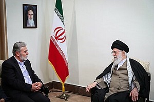 <span>Uzbrojone i finansowane przez Iran nowe zbrojne grupy terrorystyczne, których czonkowie s powizani z PIJ, Hamasem i rzdzc frakcj Fatah w Autonomii Palestyskiej, rozpoczy dziaalno w pónocnych miastach Zachodniego Brzegu: Danin, Tulkarem i Tubas ponad trzy lata temu. Od tego czasu uzbrojeni napastnicy nalecy do tych grup przeprowadzili niezliczone ataki na izraelskich cywilów i onierzy. Na zdjciu: Sekretarz Generalny Palestyskiego Islamskiego Dihadu (po lewej) na spotkaniu z ajatollahem Alim Chameneim w Teheranie 1 grudnia 2018 r. (Zdjcie: Wikipedia)</span>