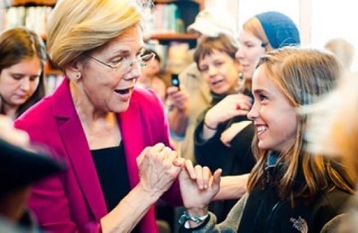 Podczas kampanii Elizabeth Warren mówi dziewczynkom, e kandydowanie na prezydenta jest „tym, co robi dziewczynki” i zaczepia im may palec na znak, e maj o tym pamita.