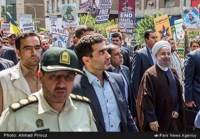 Prezydent iraski Hassan Rohani w marszu z okazji Dnia Kuds w Teheranie. Plakaty z tyu maj swastyk wplecion w sowo „Izrael”  (Fars, Iran, 1 lipca 2016)
