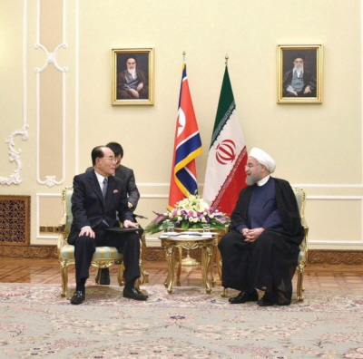 Prezydent Iranu Hassan Rouhani z przewodniczcym Najwyszego Zgromadzenia Ludowego Korei Pónocnej Kim Yong-Namem. (Zdjcie:KCNA/ REUTERS)