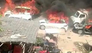 <span>31 lipca islamiści przeprowadzili „wcześniej zaplanowany atak… na tysiące Hindusów” w Indiach. W wyniku ataku na hinduską pielgrzymkę mającą na celu „ożywienie świętych miejsc hinduskich i hinduskiej turystyki religijnej” zginęło sześć osób, a około 60 zostało rannych. Na zdjęciu: spalone podczas zajść samochody (Źródło zdjęcia: NDTV)</span>