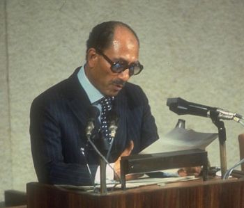 Prezydent Egiptu, Anwar Sadat, przemawia w Knesecie w 1977.