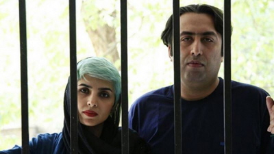 Islamski Sd w Teheranie skaza dwoje poetów, Fateme Ekhtesari (po lewej) i Mehdiego Mussaviego (po prawej) na odpowiednio 9 i 11,5 roku wiezienia oraz 99 batów. Ekhtesari bya oskarona o recytowanie “wierszy penych wieloznacznoci, które mona odczytywa w sposób odstpczy i niebezpieczny”.  Mussavi by oskarony o “obraanie witych wartoci islamskiej ummah.\