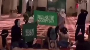 Flagi Hamasu w meczecie Al-Aksa