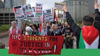 Protestujcy zakócaj imprez zorganizowan przez studentów popierajcych Izrael na University of California, Los Angeles 17 maja 2018. Zrzut z ekranu.