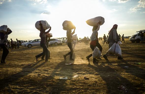 Kurdyjscy uchodcy  Syrii na granicy z Turcj.