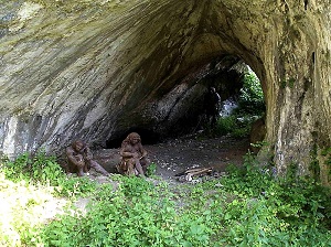 Rekonstrukcja obozowiska neandertalczyków w Jaskini Ciemnej w Ojcowskim Parku Narodowym.