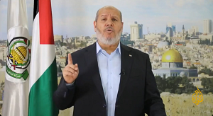 <span>„Owiadczenie Chalila al-Hajji o powiceniu Gazy nie jest przejzyczeniem – to zdjcie maski z twarzy. Kiedy mówi, e Gaza „skada si w ofierze”, ma na myli, e mieszkacy Gazy zostali sprzedani... Wymienieni za podniesienie znaczenia w Teheranie,  za brawa w Dosze...” — Hamza Howidy, urodzony w Gazie obroca pokoju i praw czowieka. Na zdjciu: Al-Hajja przemawia przed kamerami Al Daziry w czerwcu 2025 r. (zdjcie: X.com/Osint613)</span>