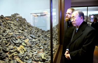 Pan Ban Ki-Moon podziwia buty po zamordowanych w Auschwitz.