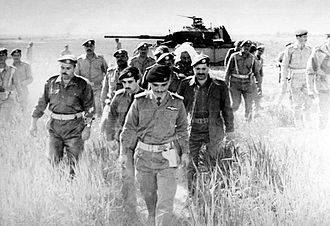 W skrócie, prawna i legislacyjna próżnia, jaka wynikła z opartej na dobrych zamiarach decyzji Izraela zachowania osmańskiego i jordańskiego prawa na terytoriach, które ponad 50 lat temu znalazły się pod jego prawną jurysdykcja, nadal pozbawia mieszkających tam  Arabów i Żydów ich podstawowych praw. Na zdjęciu: Król Jordanii, Hussein ogląda porzucony podczas wojny sześciodniowej czołg izraelski), 21 marca 1968 r. (Zdjęcie: Wikipedia)