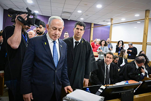 Premier Beniamin Netanjahu przybywa na rozpraw w swoim procesie w Sdzie Okrgowym w Tel Awiwie, 16 grudnia 2024 r. Zdjcie: Yossi Zeliger/POOL.