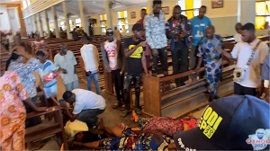 W ubiegłą niedzielę islamscy terroryści zamordowali ponad 50 chrześcijan, którzy modlili się w kościele katolickim św. Franciszka w stanie Ondo w Nigerii. Przez lata muzułmanie napadali, strzelali lub podpalali setki kościołów w Nigerii. Gdzie jest oburzenie? Gdzie są „hashtagi” wspierające chrześcijańskich Nigeryjczyków? Dlaczego to czarne życie nie ma znaczenia? Na zdjęciu: zamordowane ofiary w kościele katolickim św. Franciszka, 5 czerwca 2022 r. (Zdjęcie: Nigeria News)