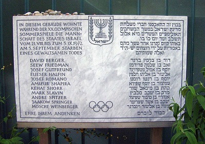 Tablica na miejscu kwatery izraelskich sportowców w Monachium z nazwiskami zabitych w masakrze. Napis po niemiecku i hebrajsku głosi: „W tym budynku podczas XX Letnich Igrzysk Olimpijskich od 21 sierpnia do 5 września 1972 r. mieszkała drużyna Państwa Izrael. 5 września [11 ofiar] zginęło w wyniku przemocy. Cześć ich pamięci”.