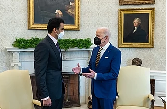 Emir Tamim bin Hamad Al Thani z prezydentem Joe Bidenem w styczniu 2022 (ródo: Wikipedia)