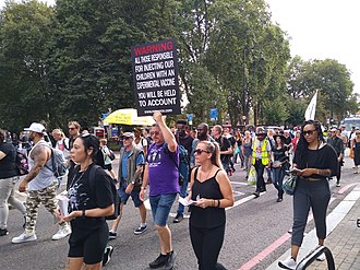 Protest w Londynie przeciw szczepieniom podczas pandemii Covid19. (Źródło zdjęcia: Wikipedia)