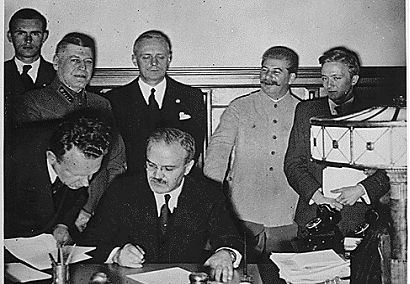 Pakt Ribbentrop-Mootow zosta zawarty 23 VIII 1939 roku midzy III Rzesz a ZSRR. Podpisali go ministrowie spraw zagranicznych obu pastw – Joachim von Ribbentrop i Wiaczesaw Mootow, którzy w imieniu swoich przywódców, Adolfa Hitlera i Józefa Stalina, dokonali rozbioru Europy rodkowej i Wschodniej. Pakt zosta pozytywnie odebrany przez znaczn cz zachodniej lewicy, w tym wielu nauczycieli akademickich.  